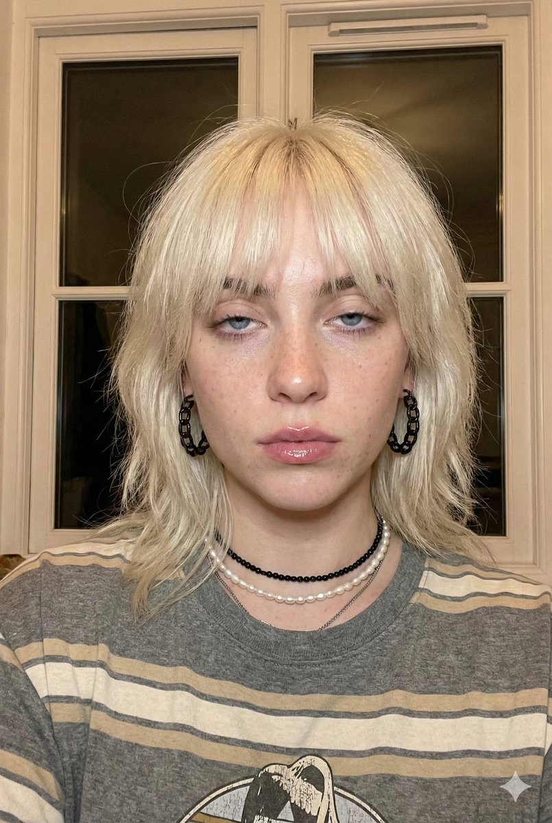 比莉风金发少女的慵懒夜窗自拍
