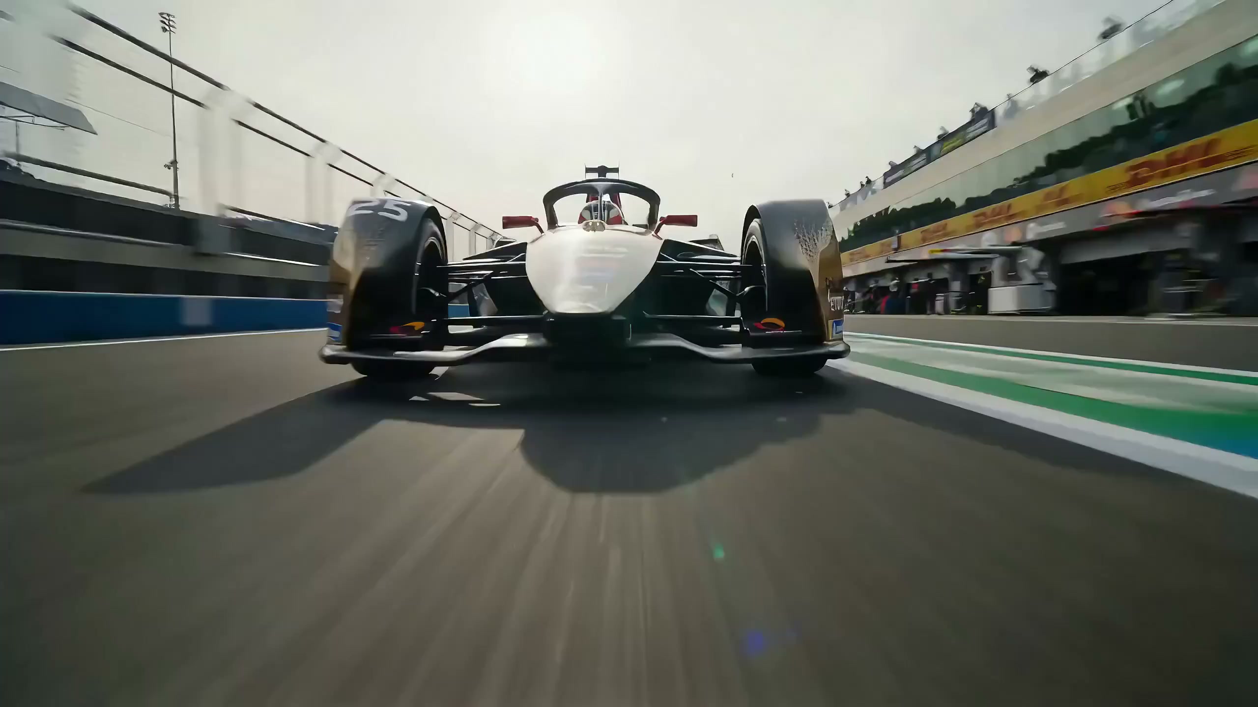 极速狂飙:电影级F1赛车进站实录 1