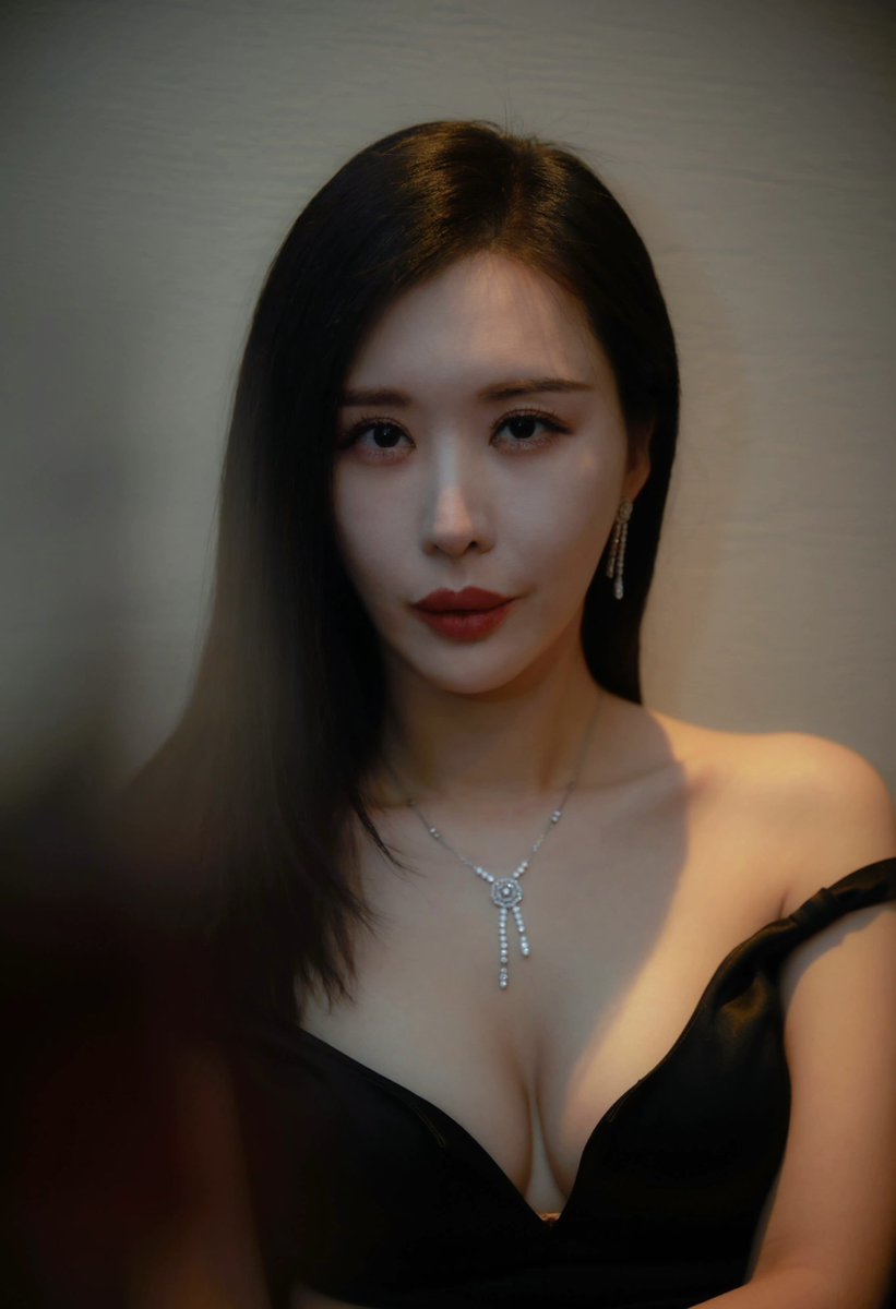 戏剧光影下的红唇黑裙优雅女性肖像