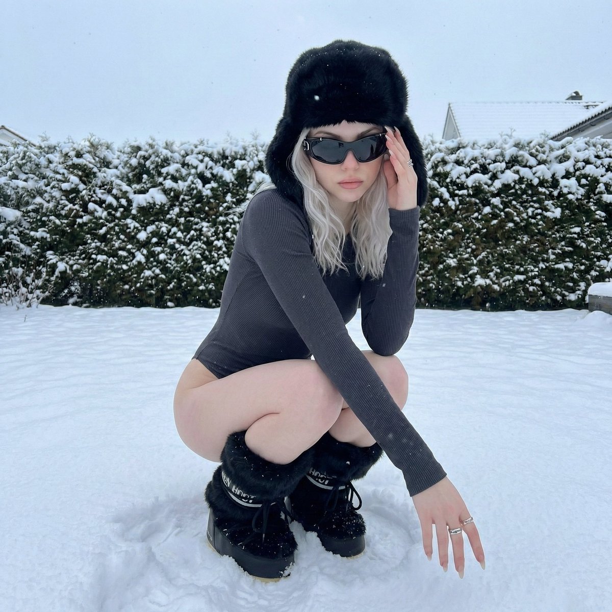 冰铂金发女孩雪地深蹲冷酷时尚大片