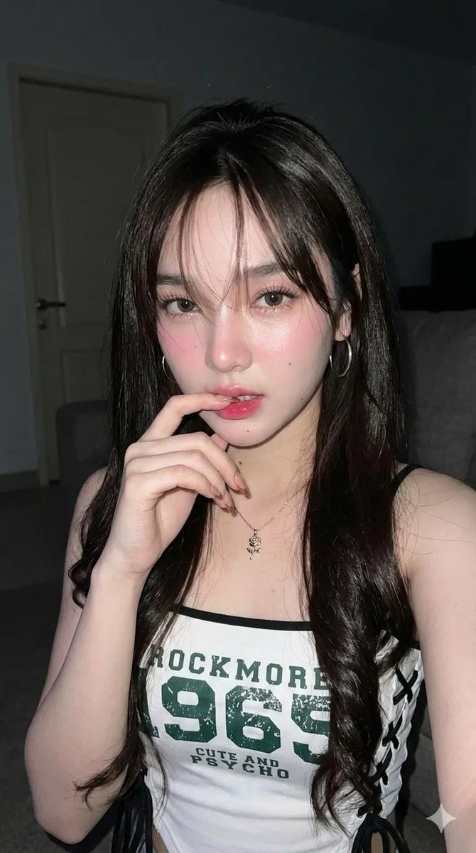 韩系清透妆容少女咬手指夜景自拍 2