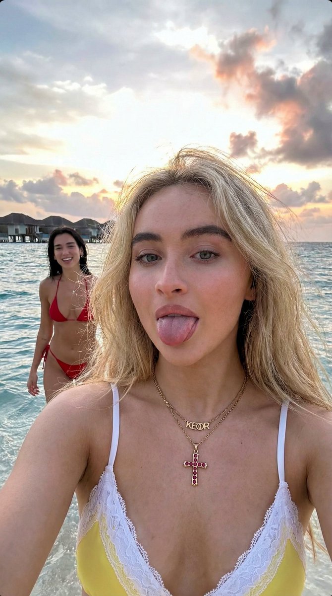 马尔代夫海滩金发少女与Dua Lipa俏皮自拍