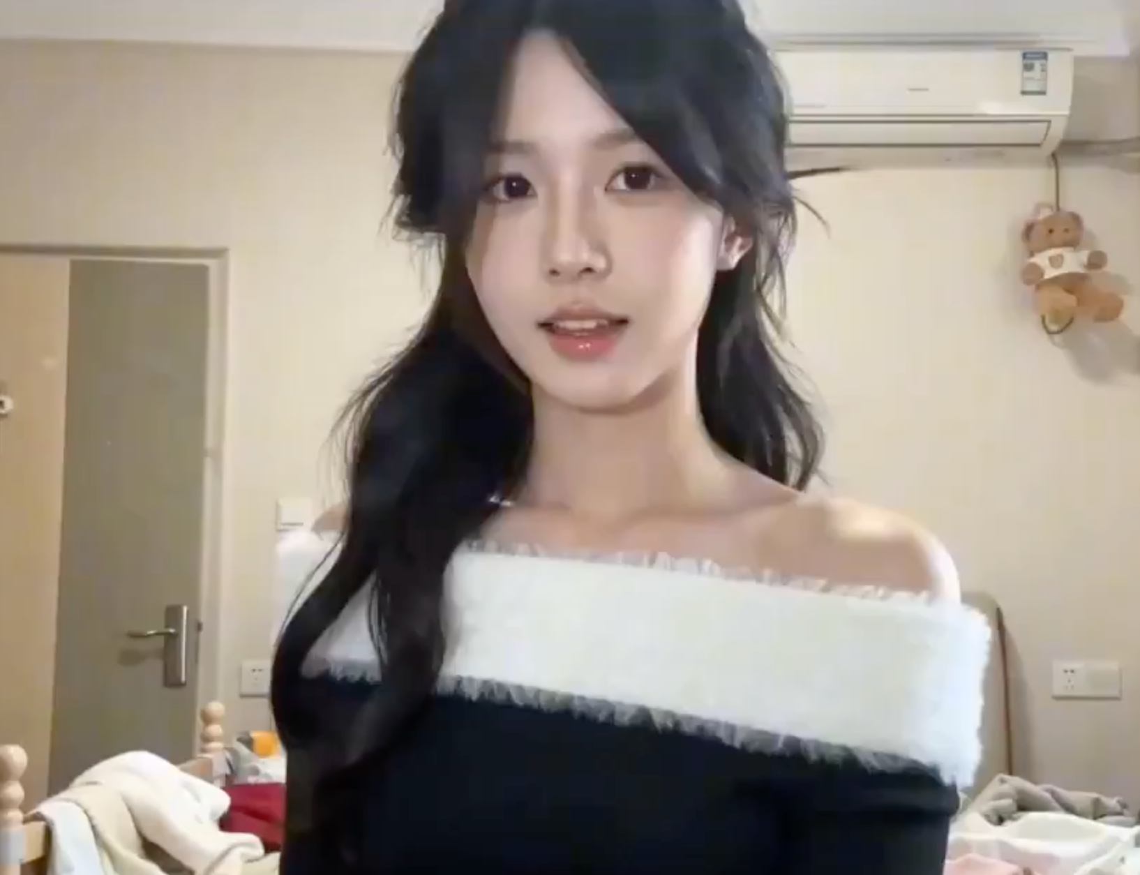 凌乱卧室里的纯欲慵懒美少女 1