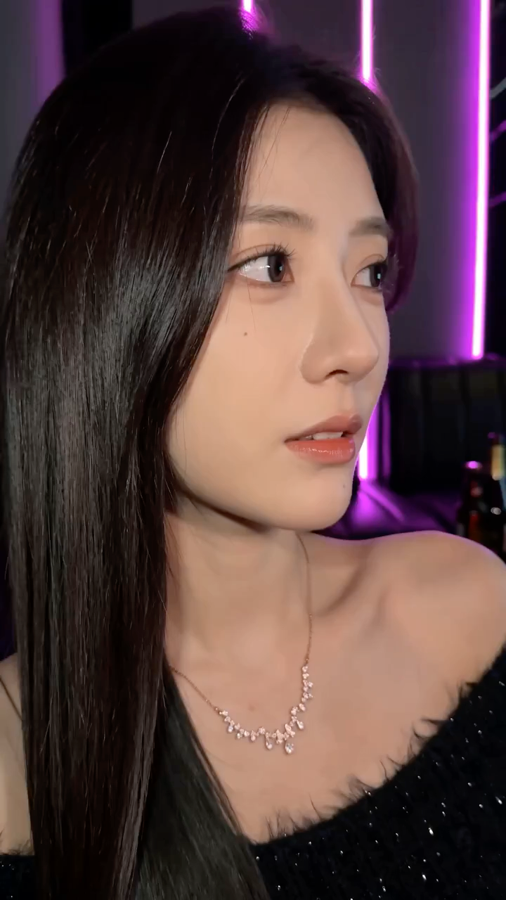 霓虹KTV包厢里的迷人女友 1