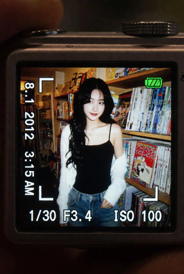 复古CCD数码相机屏幕人像特写 2