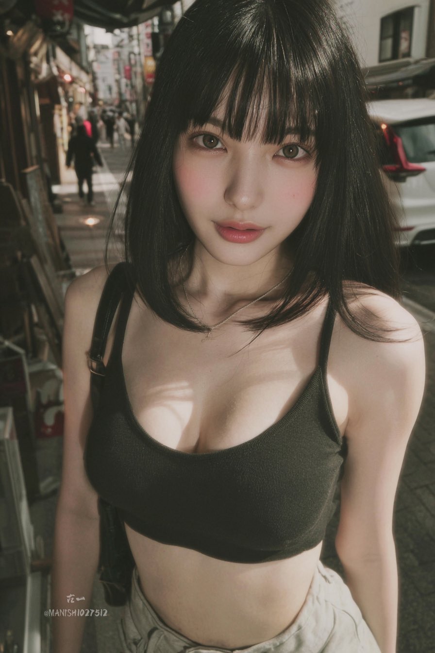 一张抓拍的年轻女子照片