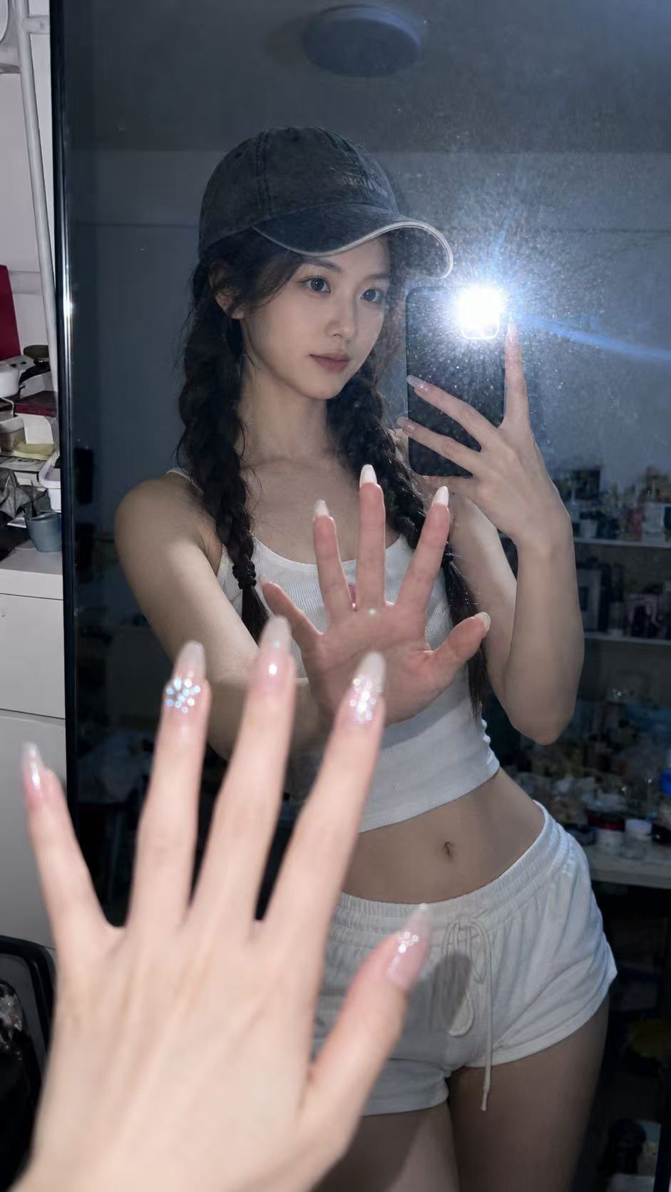 卧室深夜手机镜面自拍写实人像