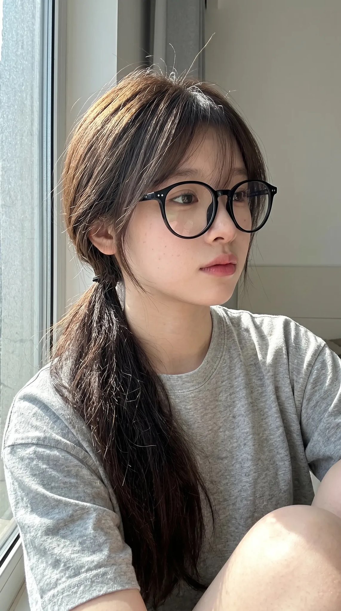 窗边自然光女性手机自拍写实人像 2