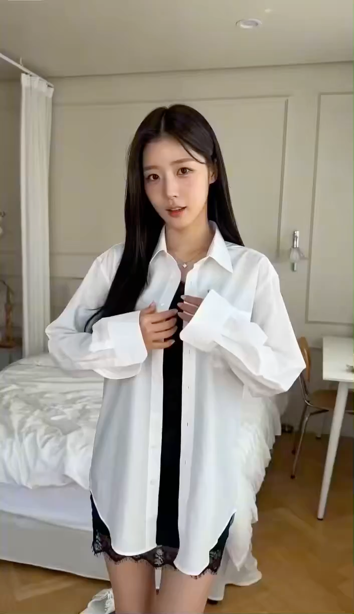 蕾丝短裙美女害羞捂住镜头的瞬间 1