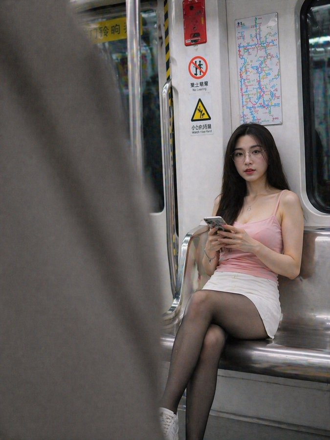 地铁偷拍知性眼镜大美女 2