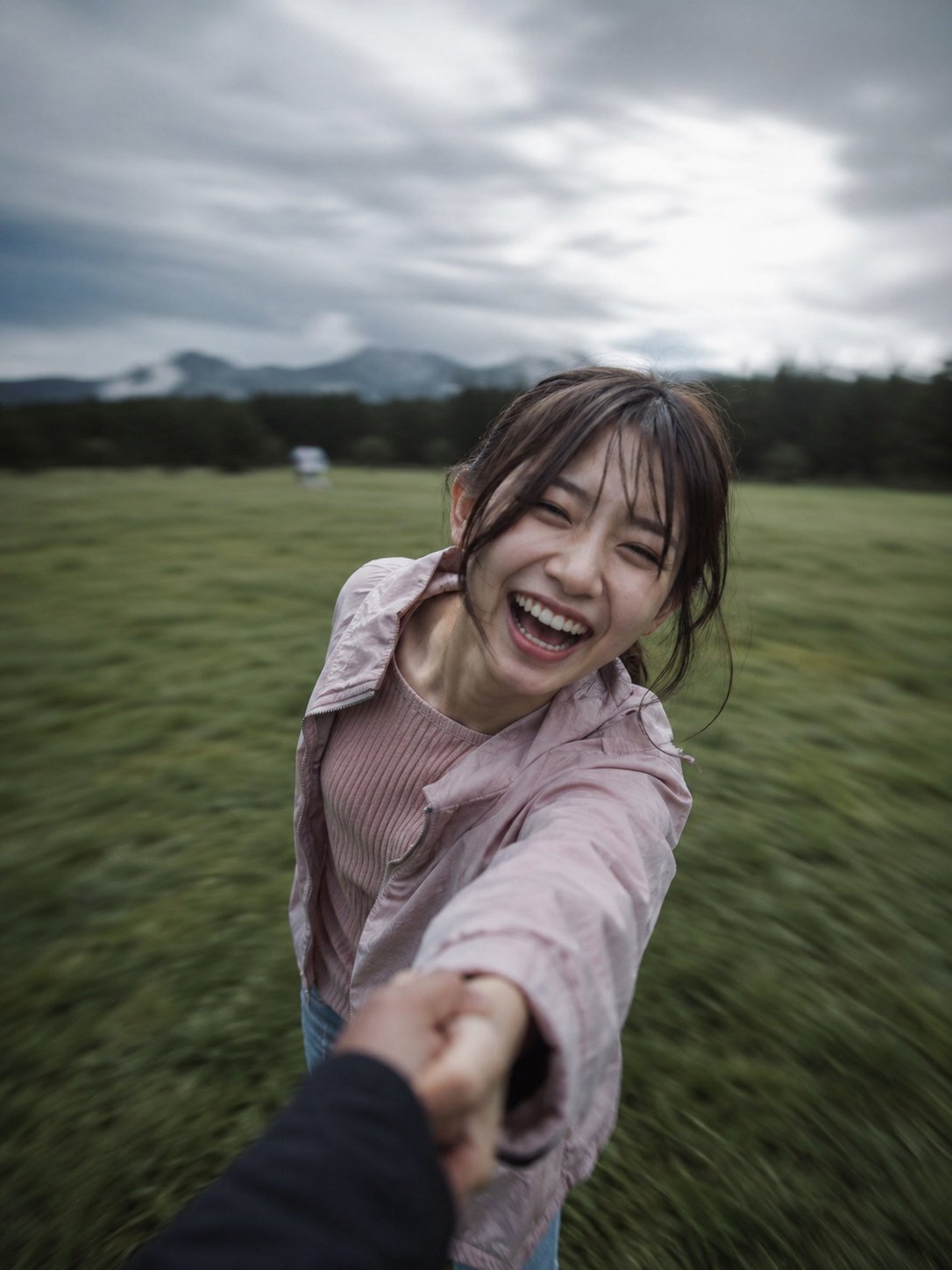 草地旋转牵手第一视角写实摄影 2