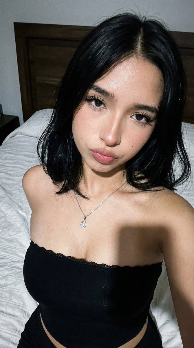 暖光公寓里的极致写实自拍