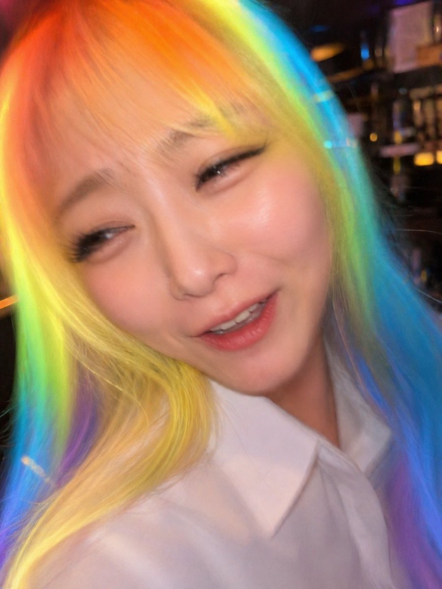 尴尬模糊的夜店彩虹发色抓拍 2