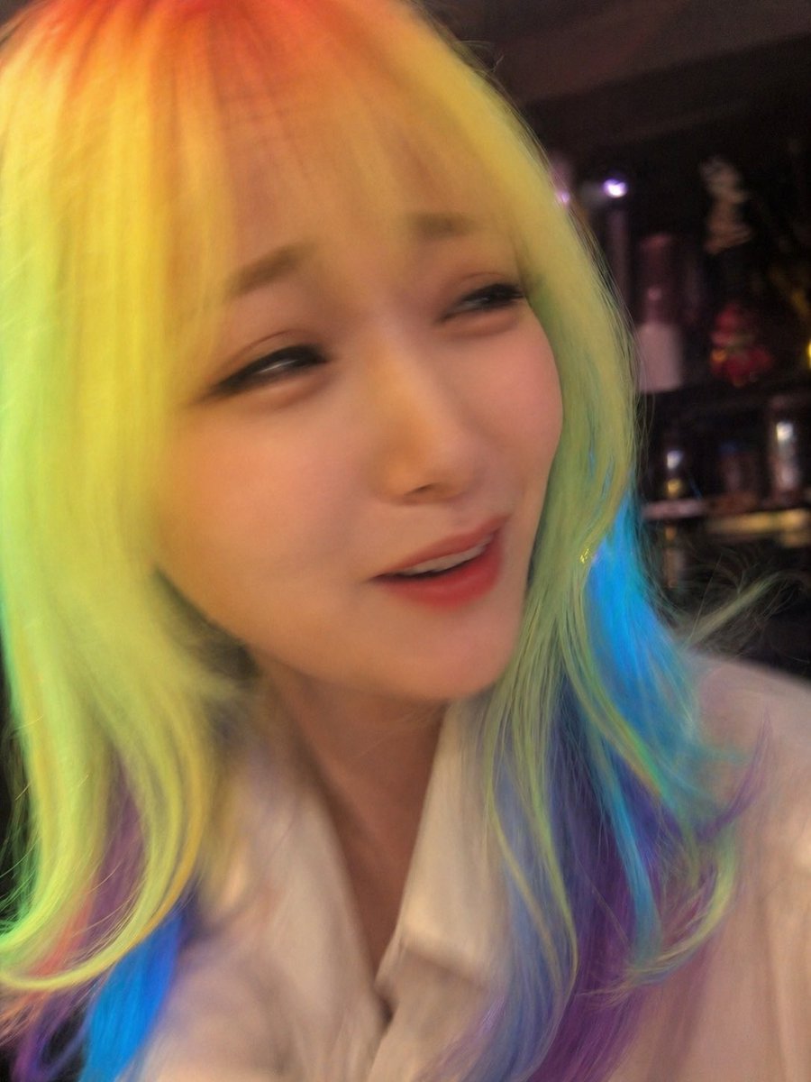 尴尬模糊的夜店彩虹发色抓拍 3