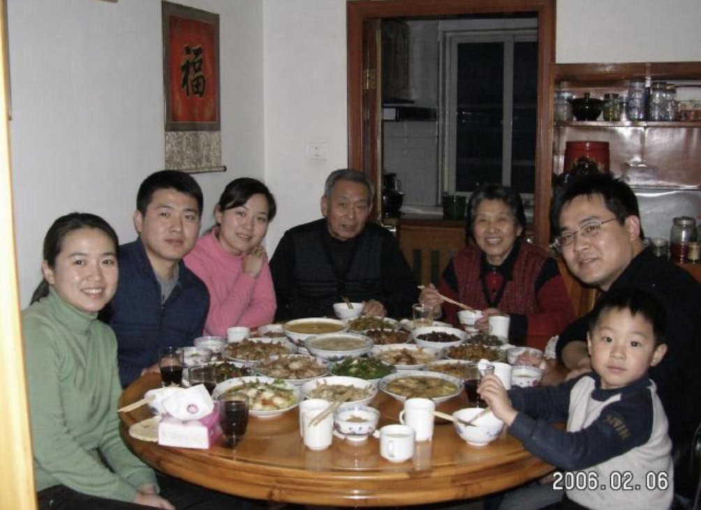 2000 年代家庭聚餐匿名照片