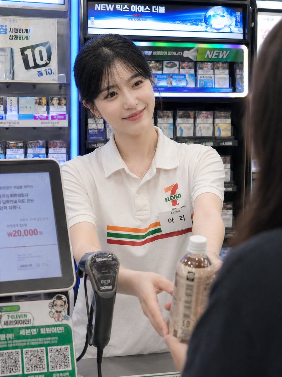 便利店收银员抓拍 2