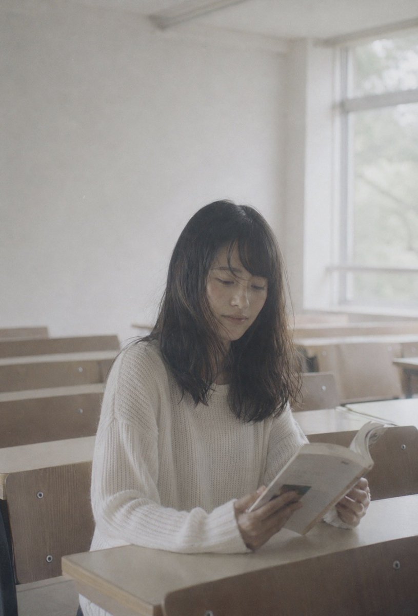 教室里阅读的无面学生