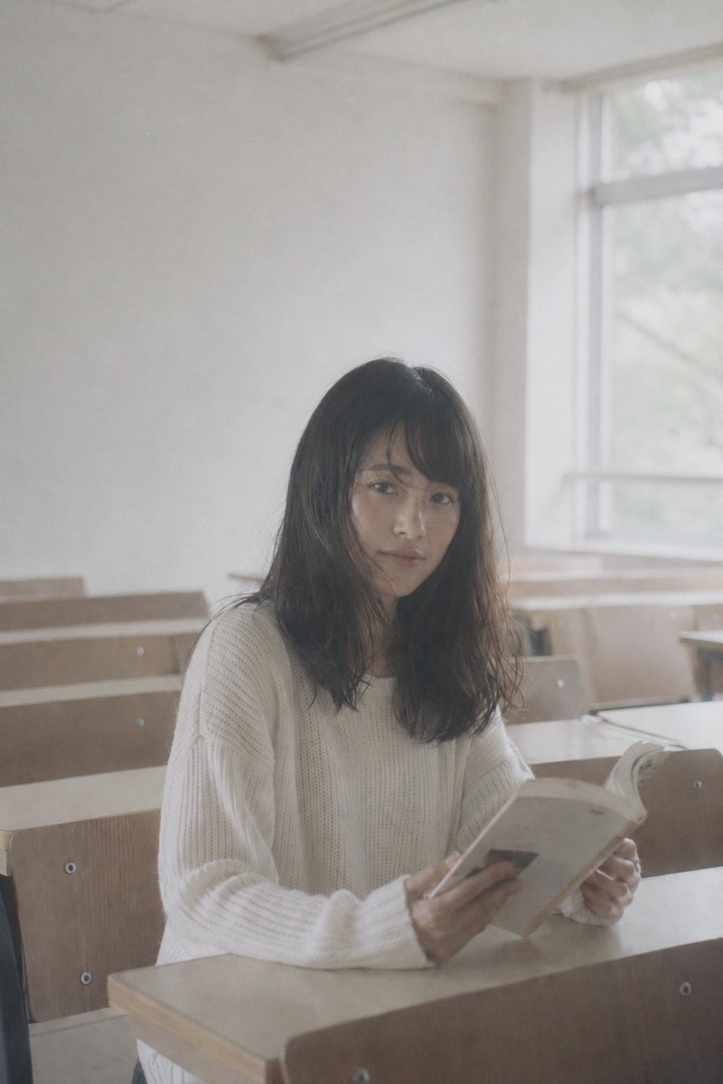 教室里阅读的无面学生 2