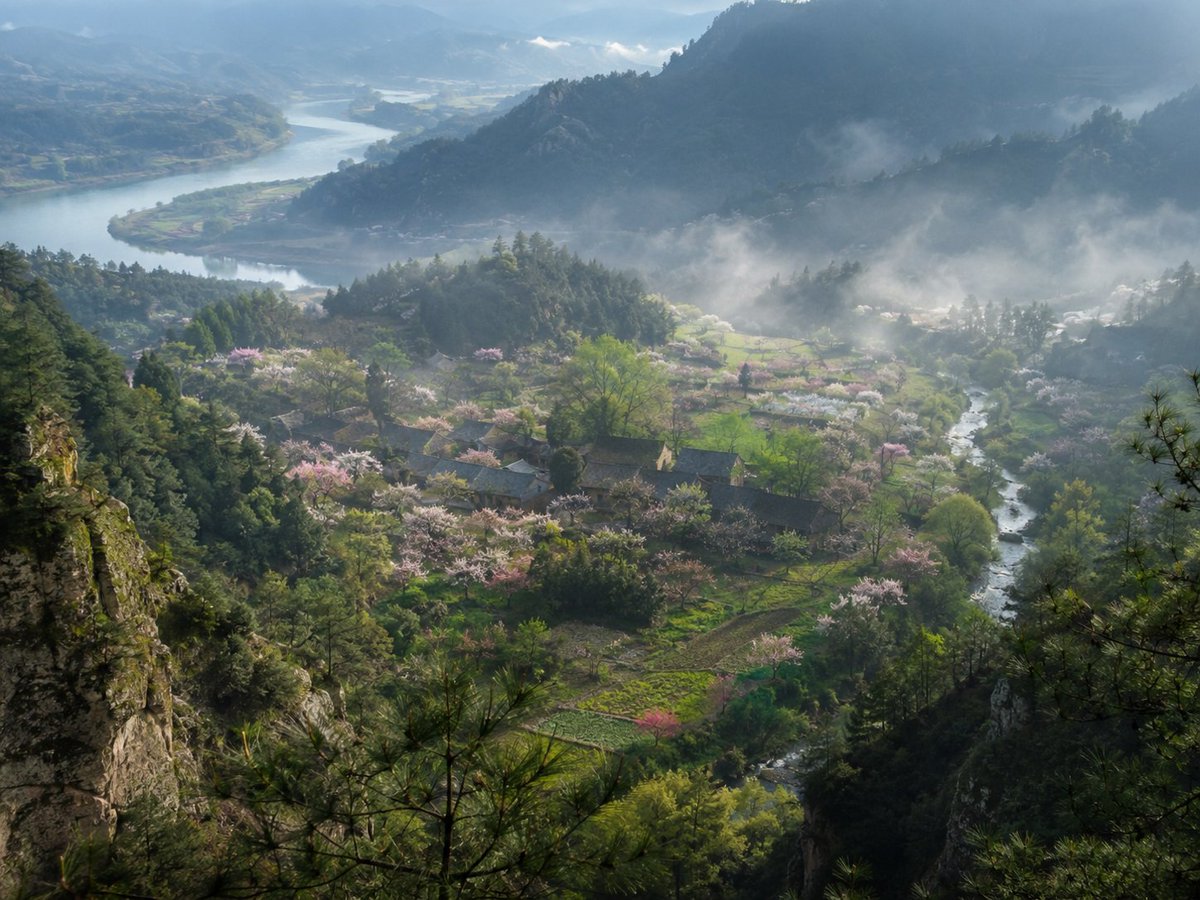 云雾缭绕的中国山村