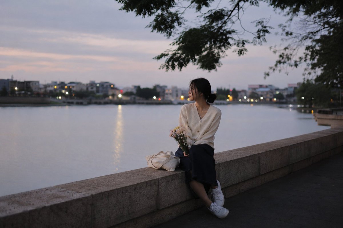 宁静的夏日河畔傍晚