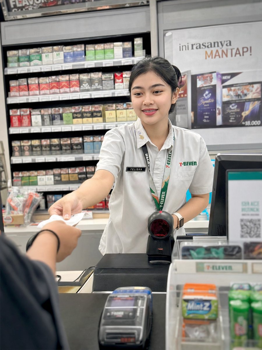 照片级写实便利店收银员 2