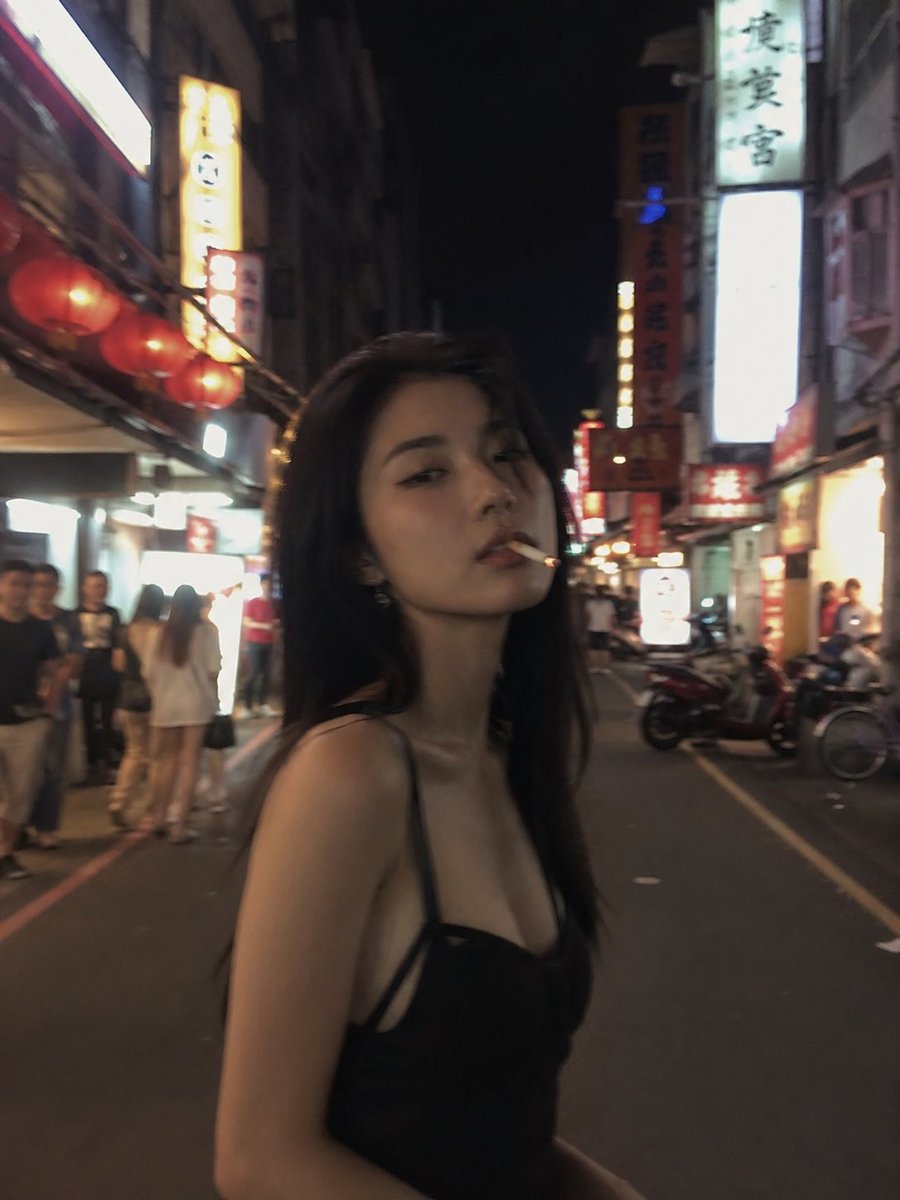 台北夜景中的亚洲时尚模特 2