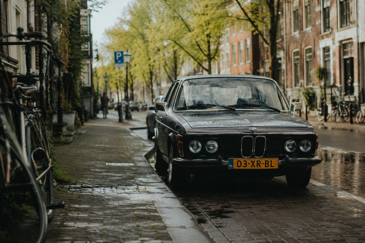 雨中荷兰街道与复古 BMW