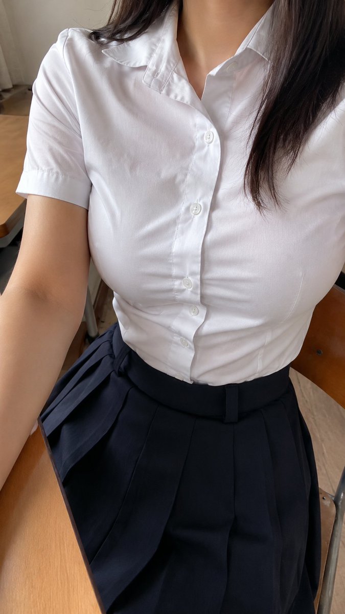 写实风格办公室穿搭自拍 2
